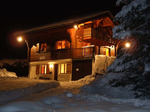 Superb Chalet, ski from the door, sleeps 10