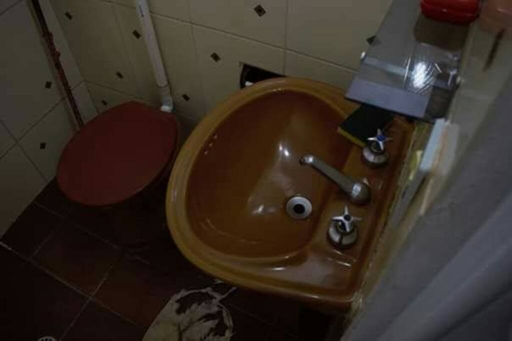 O banheiro é muito limpo e seguro, mas não é muito espaçoso nem exclusivo, podendo ser compartilhado com o hóspede do quarto ao lado.