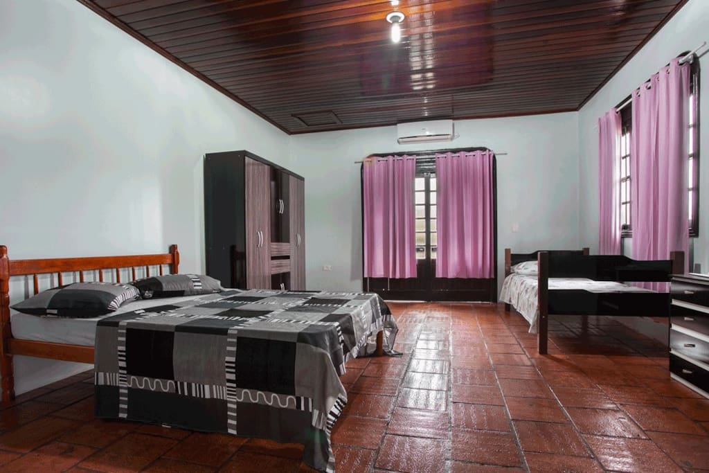 Quarto Nº 13, duas portas com sacada, um casal e um solteiro, ar condicionado, banheiro
privado,