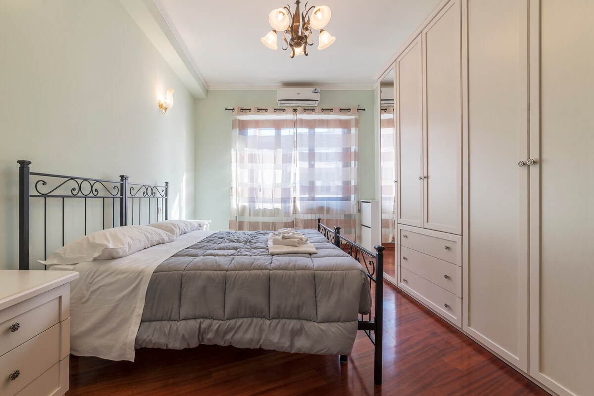 - חדר שינה זוגי (עד 3 מיטות + מכונית)
- חדר זוגי (עד 3 מיטות + עריסה)
- חדר שינה זוגי (עד 3 מיטות + עריסה)