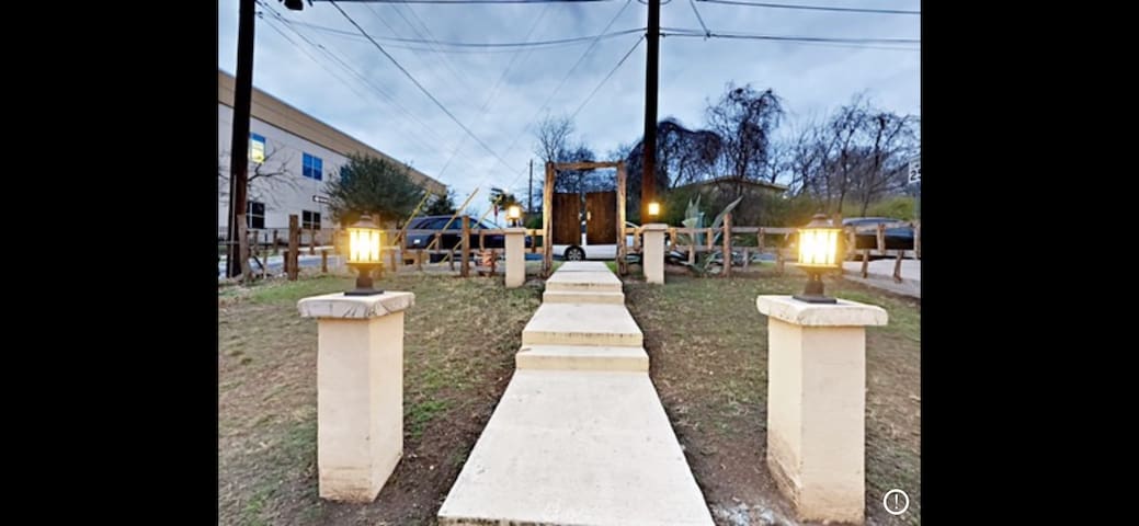 SoCo home 2 miles from Downtown