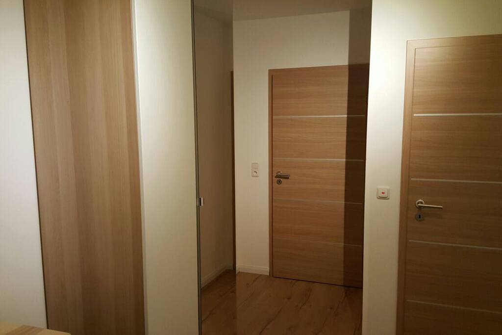 Schönes Zimmer mit eigener Dusche , WC und Waschbecken