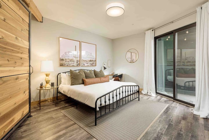 The Arizona Room. ¡Un homenaje a nuestra ciudad natal! El dormitorio principal es espacioso y tiene un colchón king Tuft and Needle, junto con un espacio de trabajo dedicado para ponerse al día con los correos electrónicos.