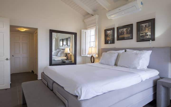 Penthouse është një apartament elegant me 2 dhoma gjumi për 4 vizitorë. Dy dhomat e gjumit, secila ka banjën e vet moderne me dush shiu. Apartamenti është plotësisht me ajër të kondicionuar.