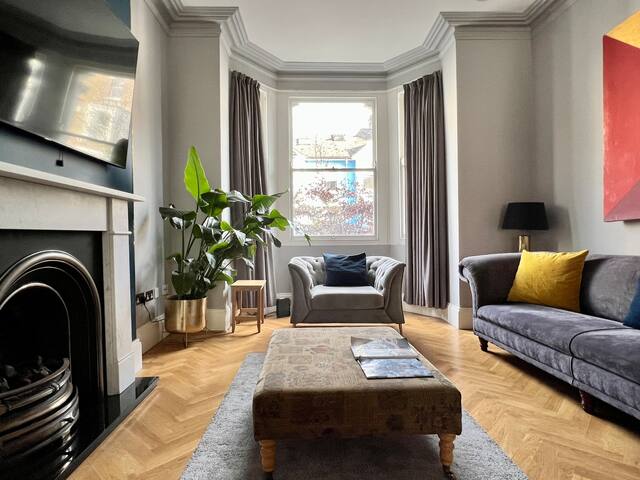 Stylish town house gallery image 2