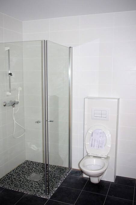 Nye flislagte bad med gulvvarme.
New bathrooms with underfloor heating.