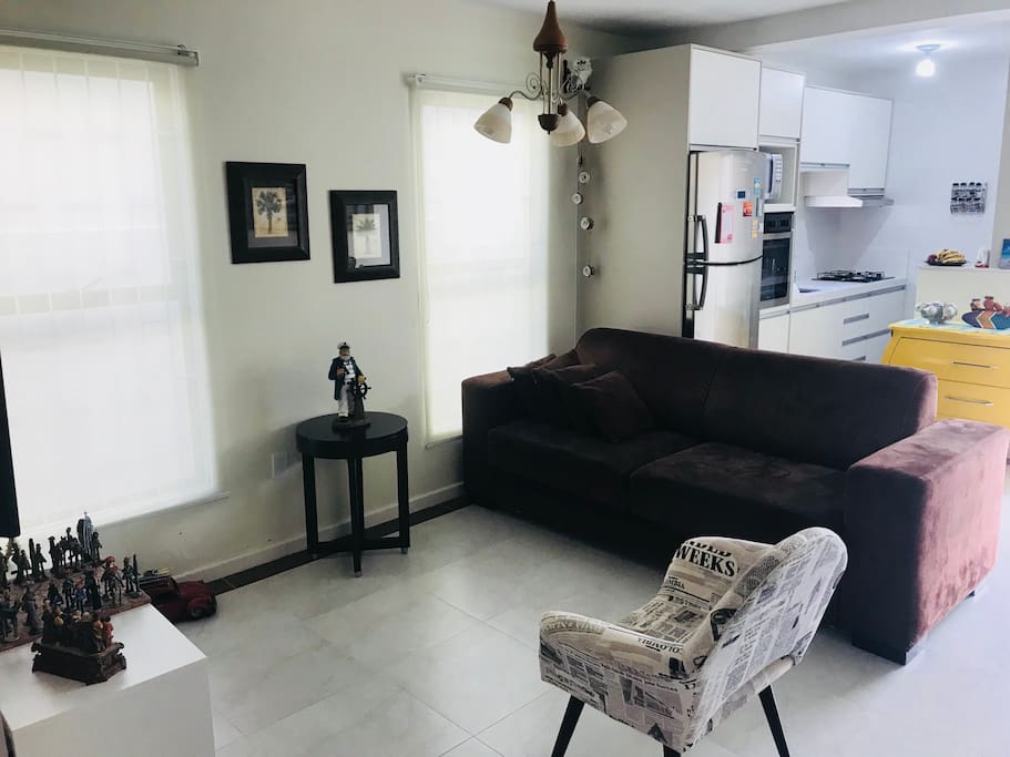 Sala de TV e cozinha