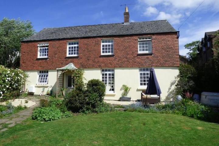 Detached cottage, private gardens central location
