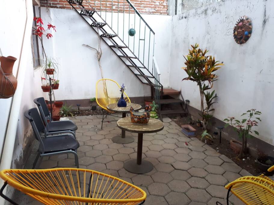 Vista desde la entrada al jardín