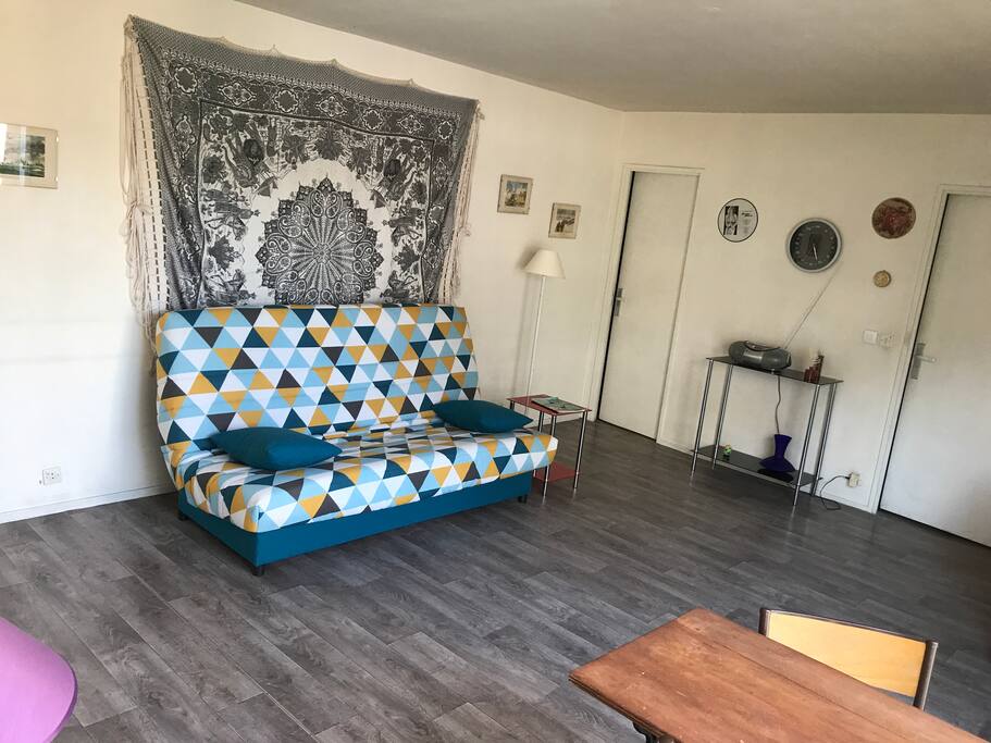 Le studio lorsque vous êtes assis à la table devant la baie (avec à droite la salle de bain et au fond à gauche le dressing)