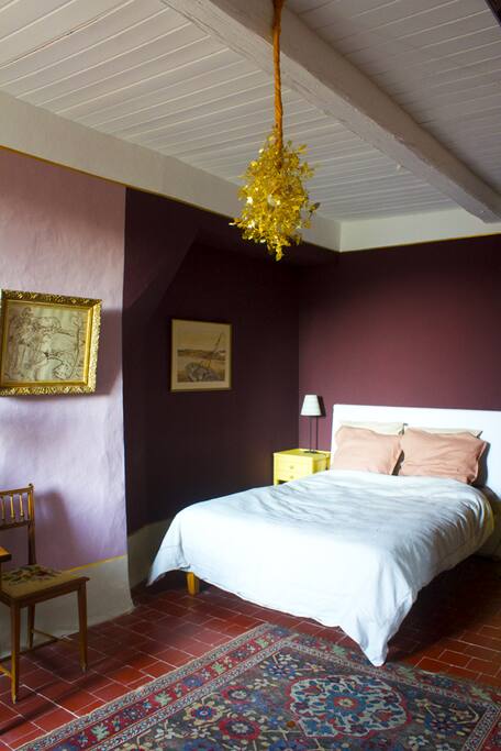 Un confortable lit double dans la chambre rose
