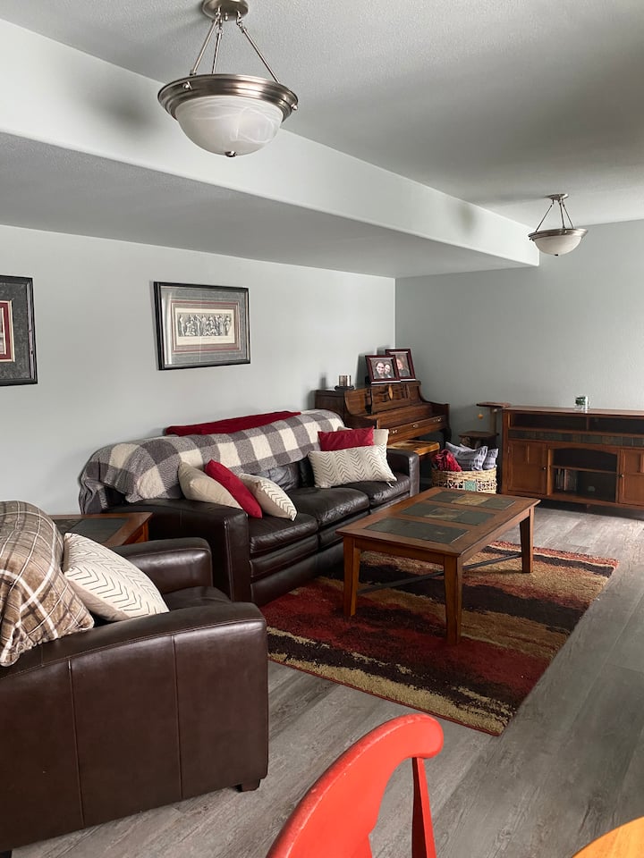 ห้องสำหรับครอบครัว (ยืนอยู่ที่โต๊ะอาหาร)