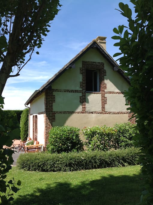 une petite maison dans la verdure