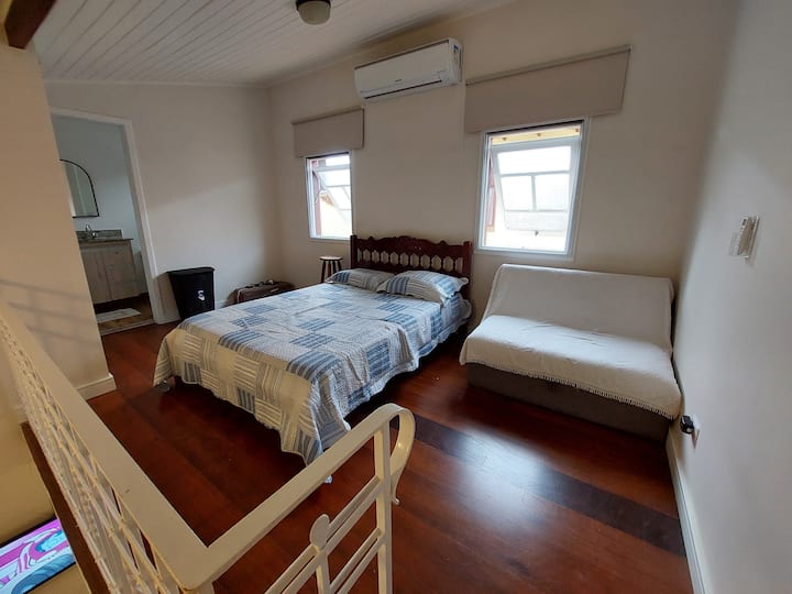 Mezzanino open met airconditioning. Tweepersoonsbed en slaapbank.