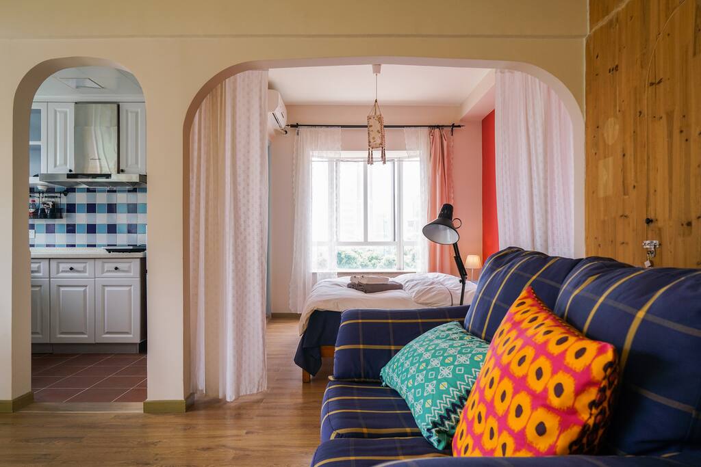 客厅living room,如果你喜欢开场的空间,流动的空气,可打开客厅与卧室间的窗帘,让帘子飘起来