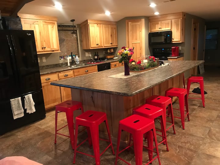 Shelldan's Landing Spacious cabin on Lake Delhi Cabins for Rent in Manchester, Iowa, United