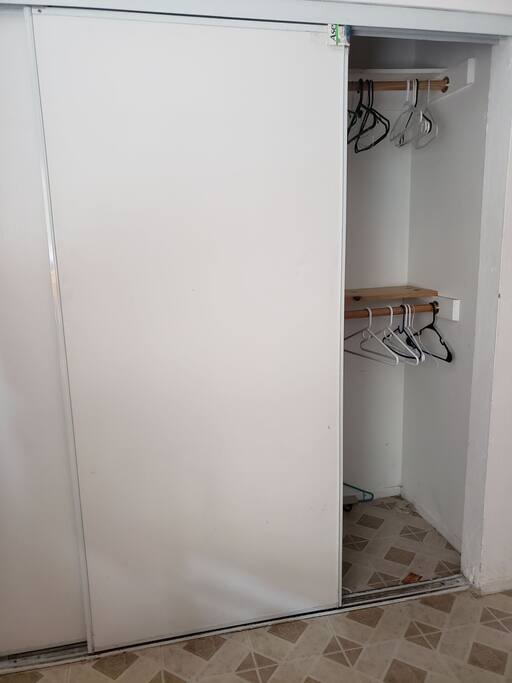 Amplio closet ( guarda ropa )