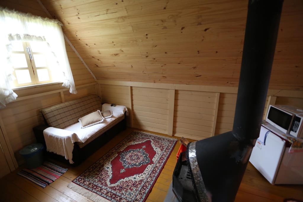Sala com sofá-cama e lareira