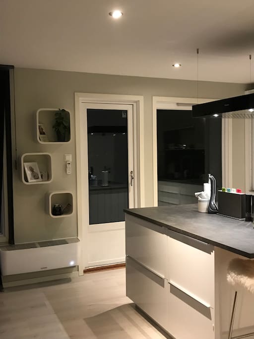 Utgang til veranda og Varmepumpe /airconditionen