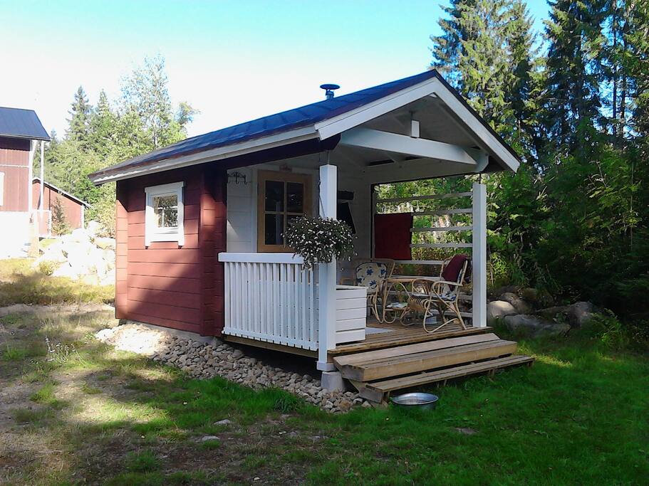 Puulämmitteinen pihasauna.
