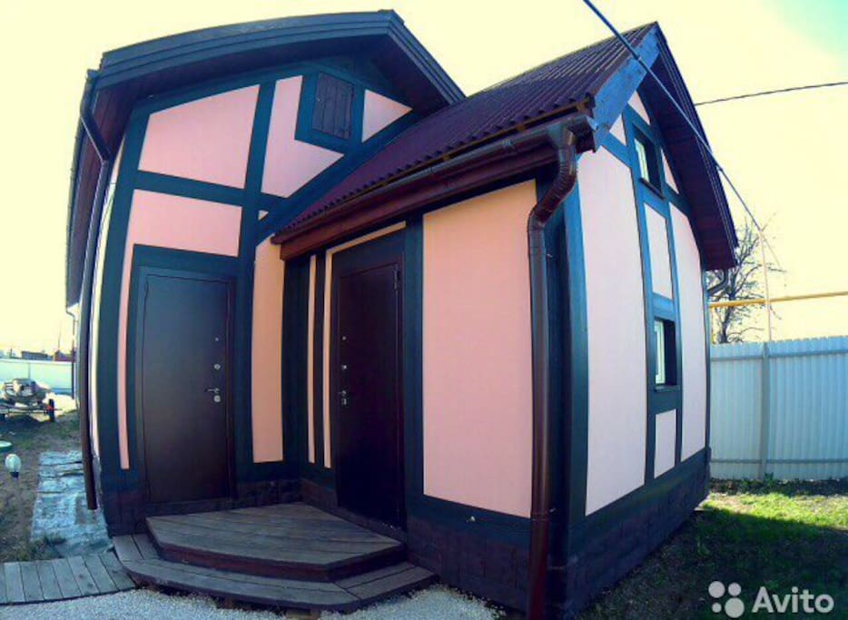 Entrance to the living room and garage of 70 square meters with a stereo installation.
Вход в гостиный домик и гараж 70 кВ метров со стерео установкой.