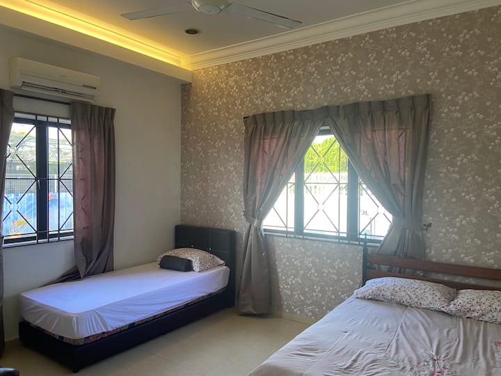 1-ва спална соба = 1 брачен кревет (широк 180-220 см) + 1 