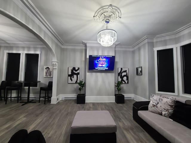 Beautifully Renovated 2 Bedroom Unit -City Central