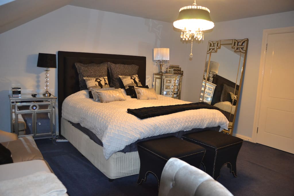 Paris Boudoir with all the luxuries. 42 sqm Private Room with a King Size Hotel Style bed.