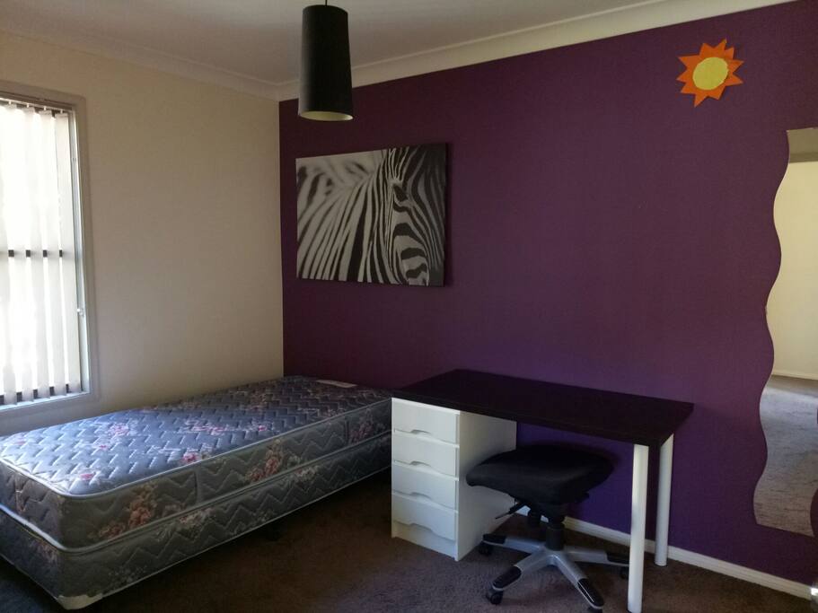 bedroom2 with single bed