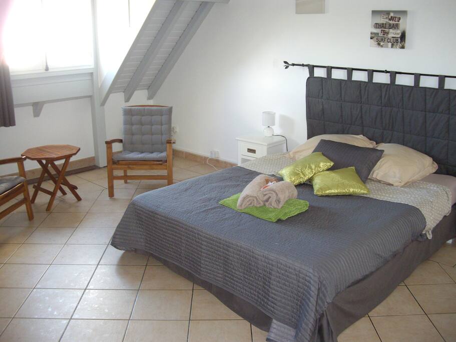 Lit queen size( 160 cm sur 200 cm)