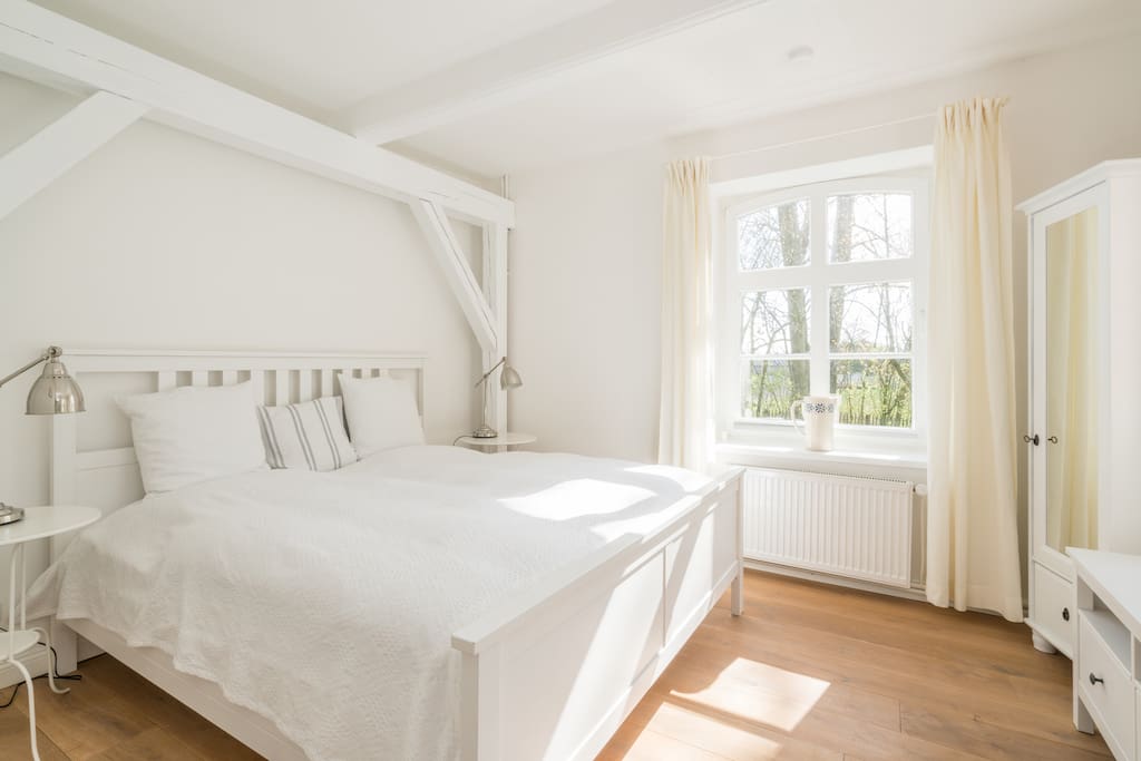Schlafzimmer mit Doppelbett (180 x 200)