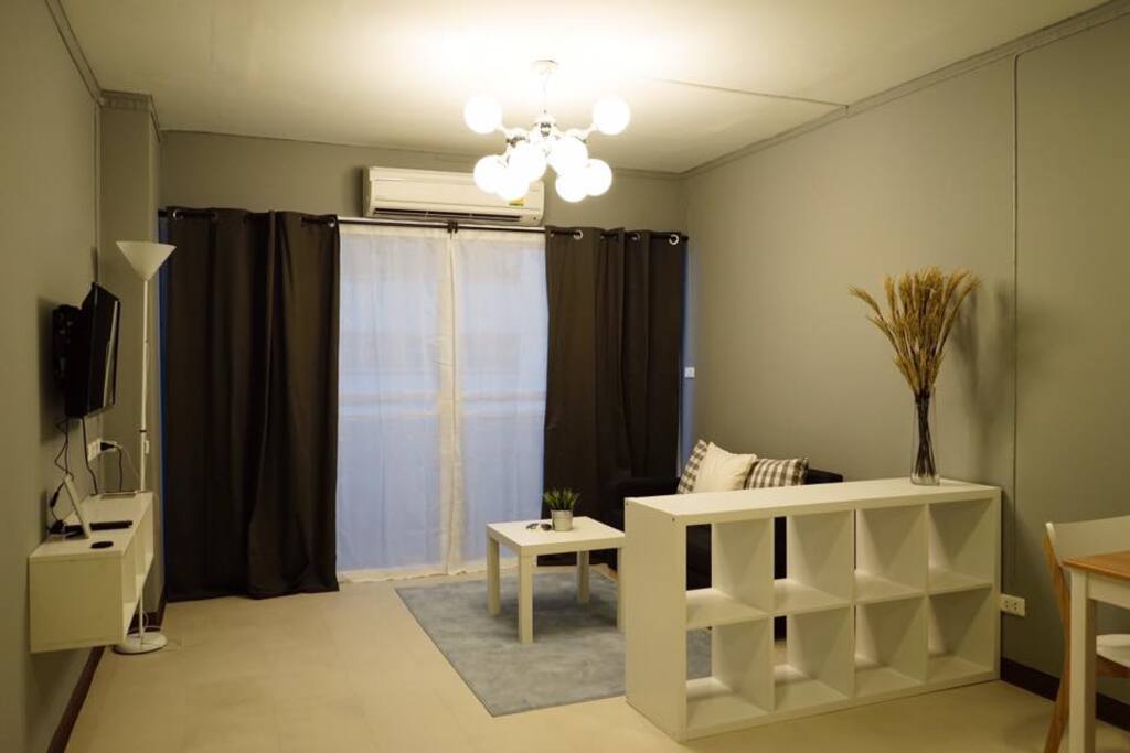 ห้องนั่งเล่นกว้างขวาง ตกแต่งเรียบง่าย แต่มีสไตล์ เน้นโทนสบายตา