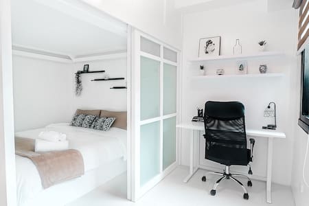 Stylish BGC Studio - Home Office w/ Netflix & WiFi