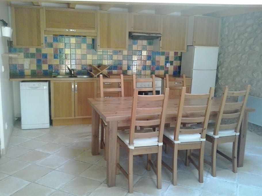 Cuisine équipée avec table et 6 chaises