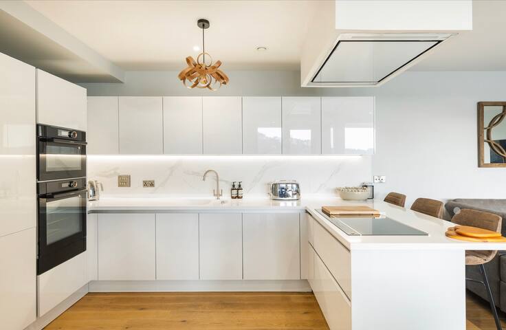 Beautiful waterfront penthouse gallery image 5