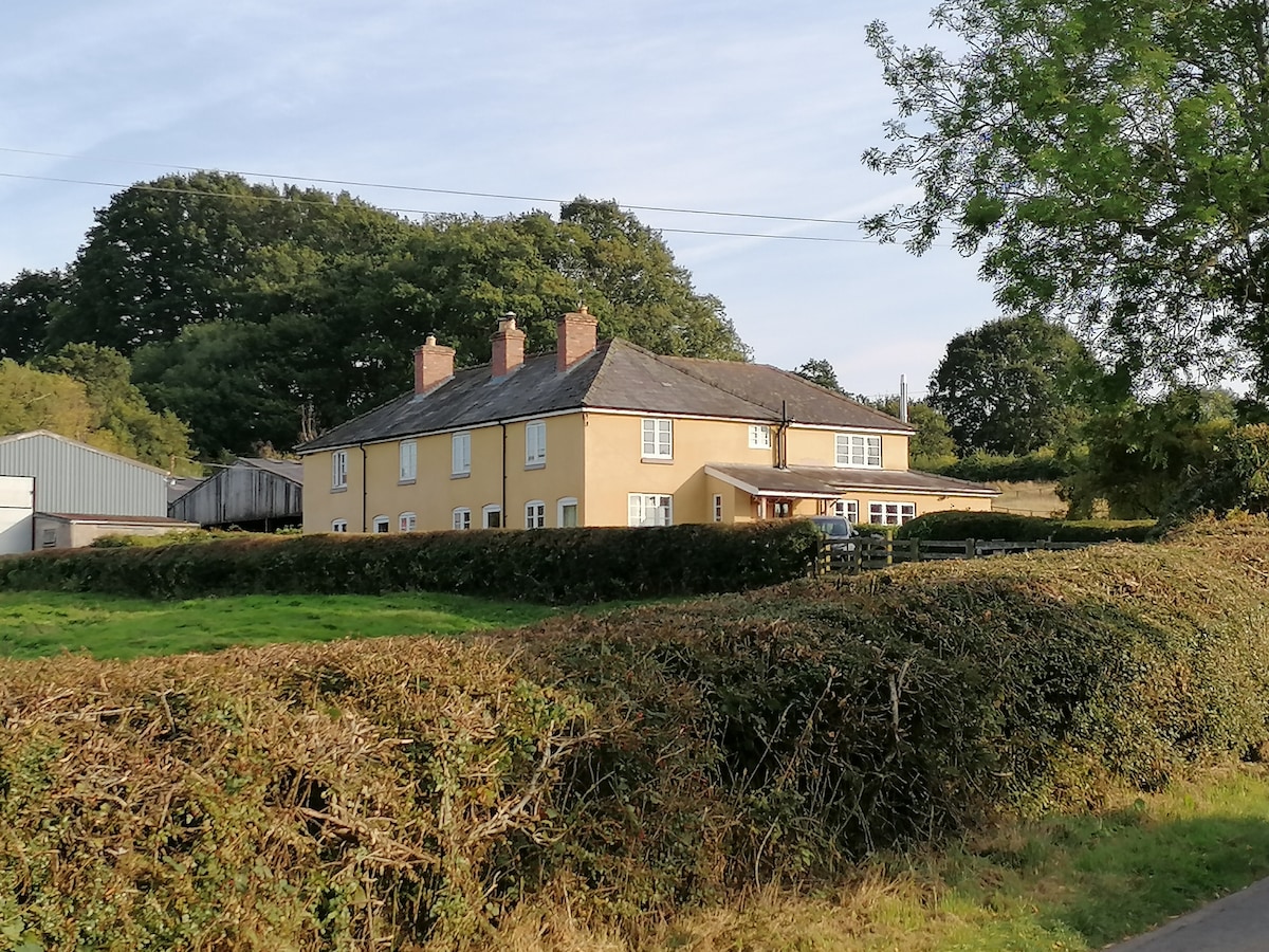 The Farmhouse at Mount Pleasant Houses for Rent in Kington