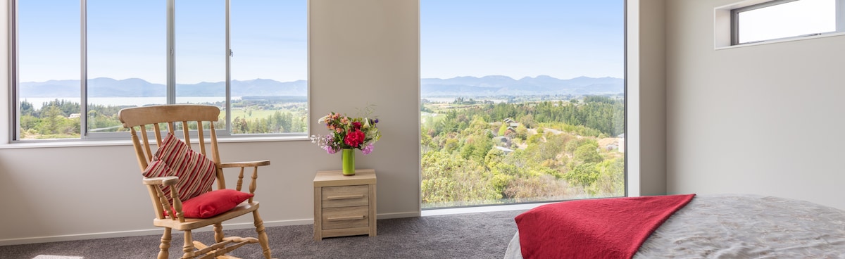 Поглед кон главната спална соба (на горниот кат)