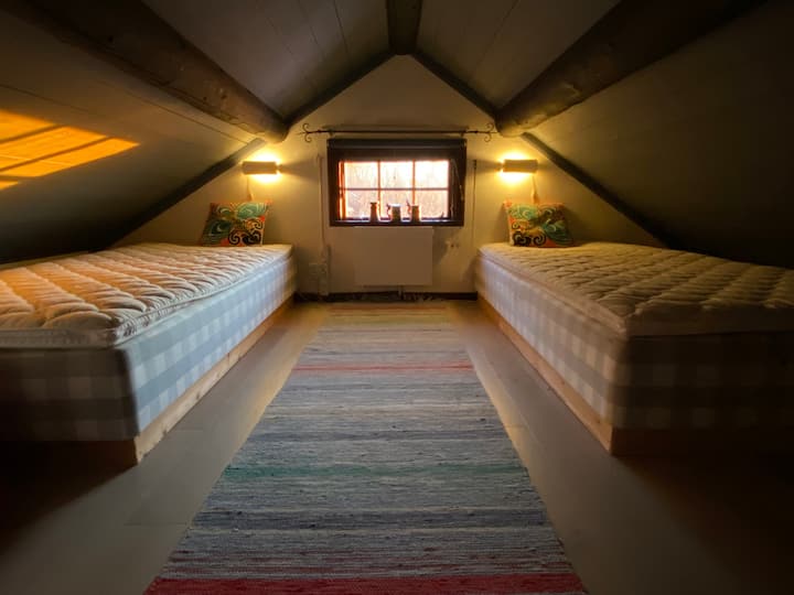 阁楼上有两张单人床，可以拼成一张双人床。