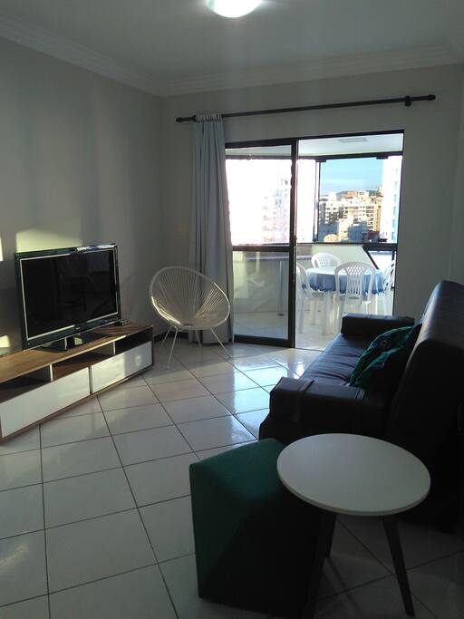Móveis modernos, sala recém decorada, com TV Smart e Wifi.