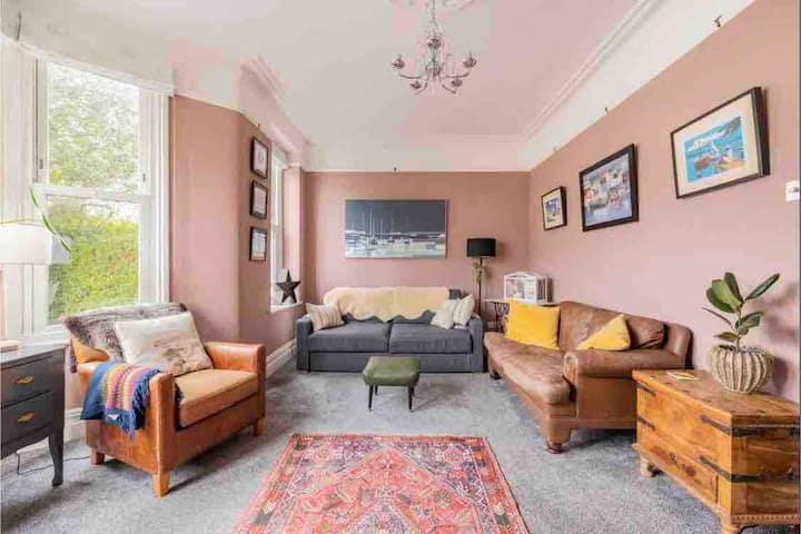 Our Families Only Home In Bristol - Games, Hot-tub - Brístol
