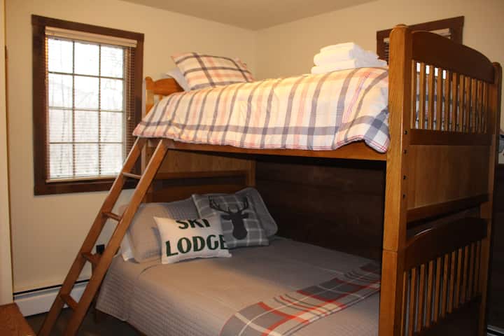 ห้องนอนชั้นล่าง - เตียงแฝดเหนือเตียงสองชั้นควีนไซส์