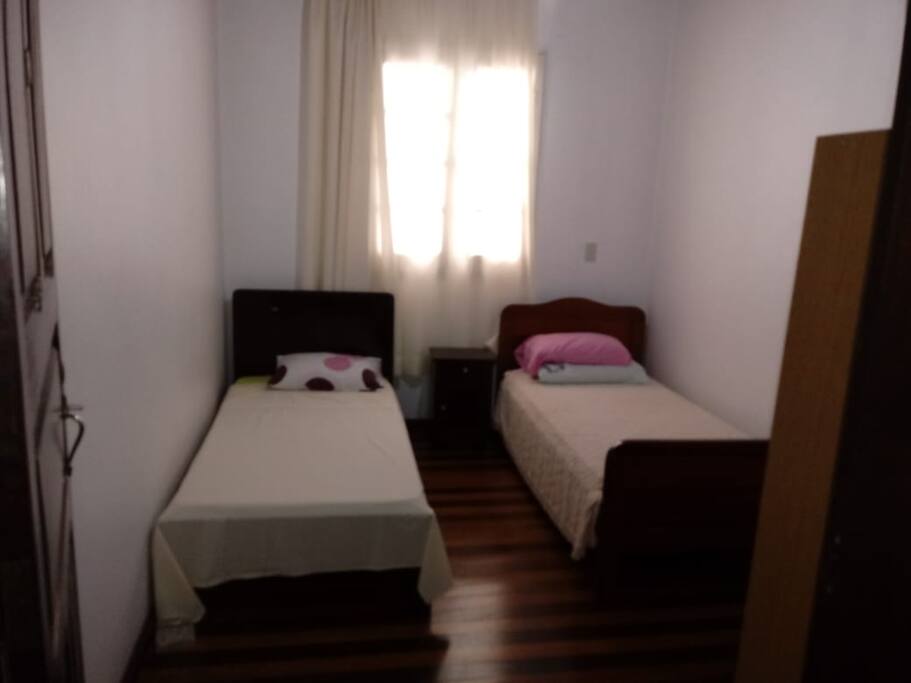 Quarto solteiro com duas camas
