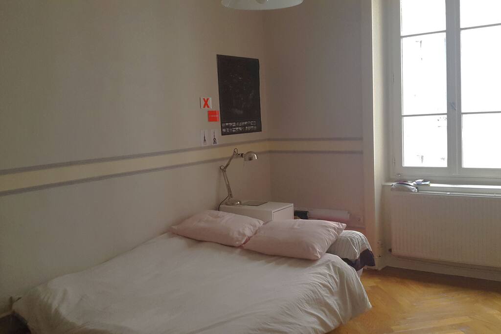 Chambre claire et spacieuse