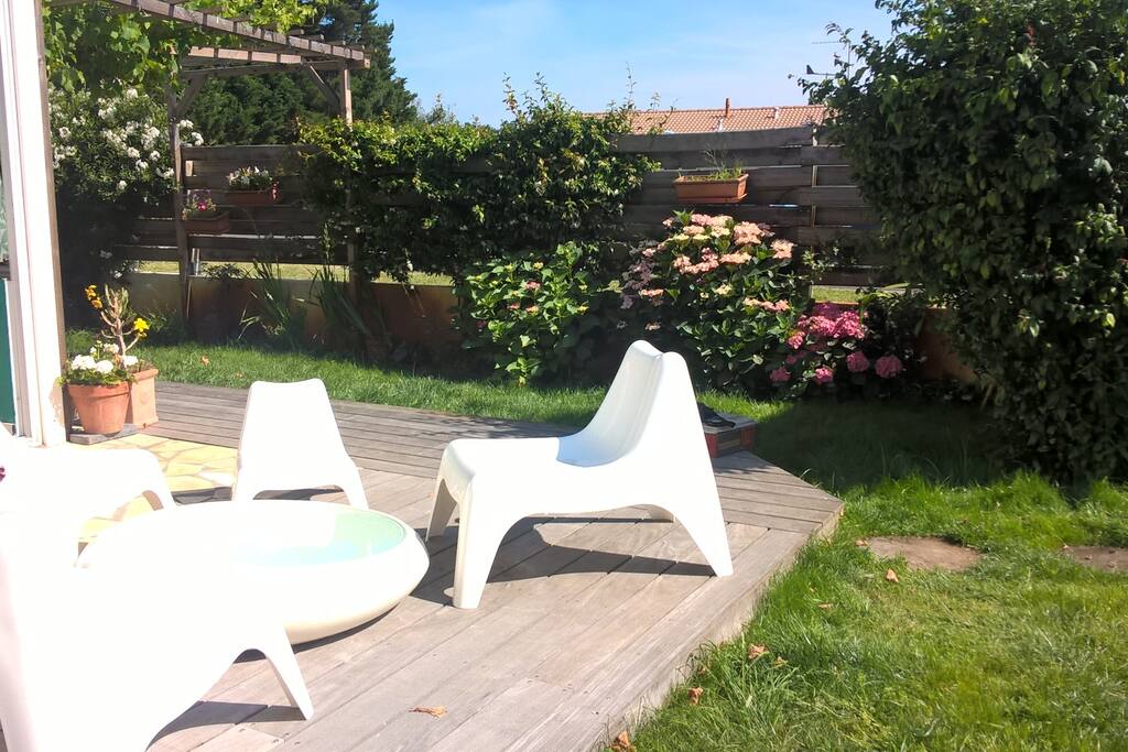 SALON DE JARDIN COTE VÉRANDA