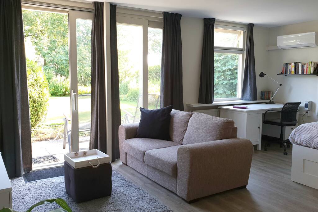 Woonkamer met schuifpui naar een heerlijk zonnig terras
