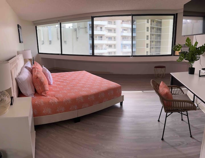 สตูดิโอพร้อมเตียงคิงไซส์พร้อมเครื่องนอนที่แตกต่างกัน