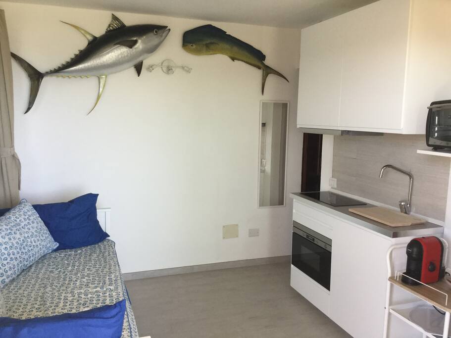 Divano letto matrimoniale comodo e mini cucina attrezzata
