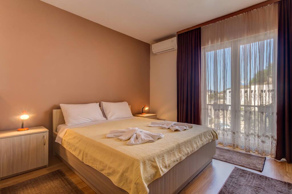 The apartment is air conditioned, offers a fridge, kitchen, cable TV & free Wi-Fi.