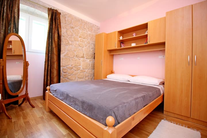 חדר שינה ראשון עם מיטת קווין סייז - קומת קרקע