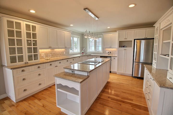 Lavender Manor. Minutes from Beach!